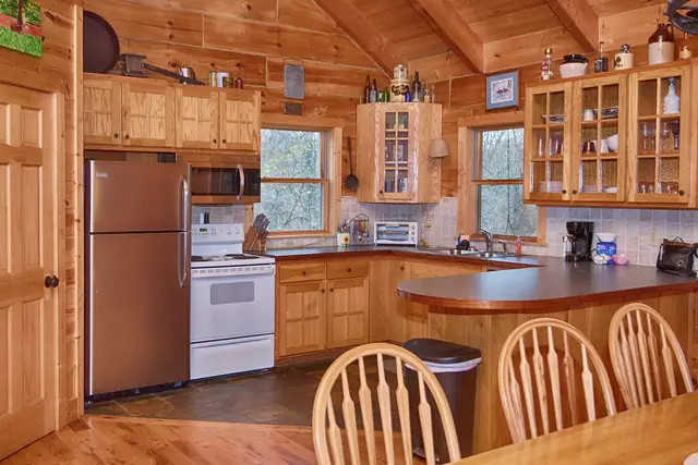 Fully equipped kitchen with breakfast bar