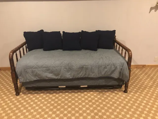 Twin trundle daybed on the lower level, sleeps 2