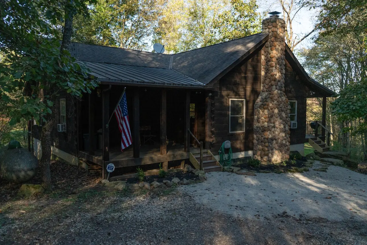 Serenity Lodge, a secluded log cabin in the Hocking Hills woods
